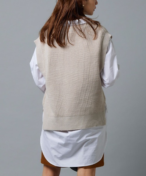 Pierrot(ピエロ)の「ニットベスト×ロングシャツセット(ニット/セーター・レディース・ブラック/チャコール/グレイッシュベージュ/キャメル/グリーン・M/L)」の19枚目の写真