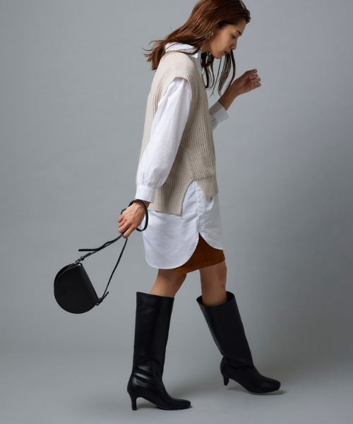 Pierrot(ピエロ)の「ニットベスト×ロングシャツセット(ニット/セーター・レディース・ブラック/チャコール/グレイッシュベージュ/キャメル/グリーン・M/L)」の16枚目の写真