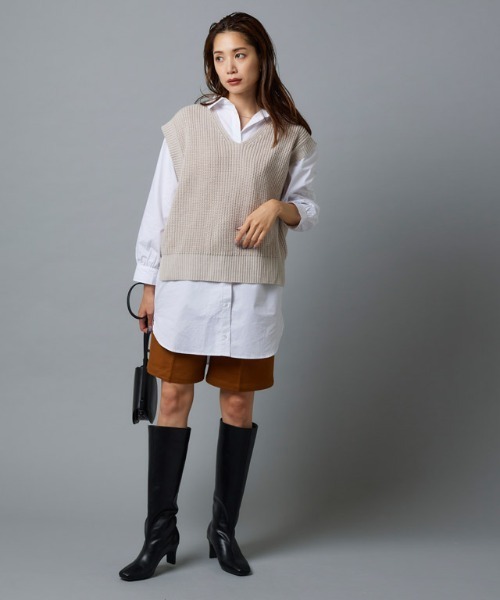 Pierrot(ピエロ)の「ニットベスト×ロングシャツセット(ニット/セーター・レディース・ブラック/チャコール/グレイッシュベージュ/キャメル/グリーン・M/L)」の13枚目の写真