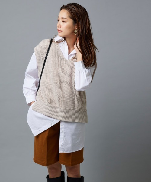 Pierrot(ピエロ)の「ニットベスト×ロングシャツセット(ニット/セーター・レディース・ブラック/チャコール/グレイッシュベージュ/キャメル/グリーン・M/L)」の10枚目の写真