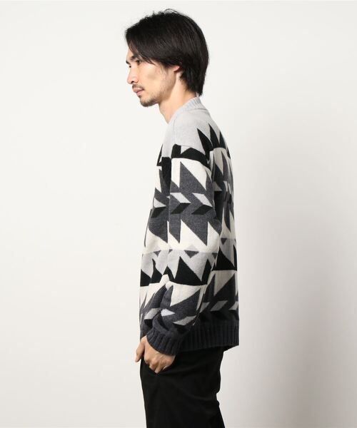 SISLEY(シスレー)の「幾何学柄ラウンドネックニット・セーター(ニット/セーター・メンズ・グレー系その他/ブラウン系その他・SMALL/LARGE/MEDIUM)」の3枚目の写真