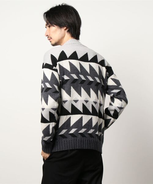 SISLEY(シスレー)の「幾何学柄ラウンドネックニット・セーター(ニット/セーター・メンズ・グレー系その他/ブラウン系その他・SMALL/LARGE/MEDIUM)」の4枚目の写真