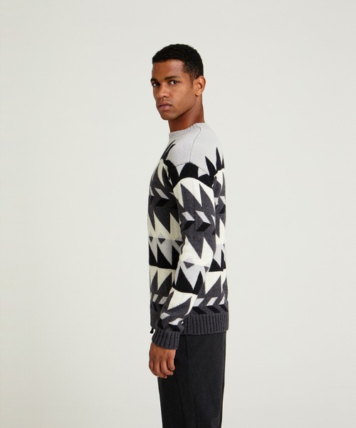 SISLEY(シスレー)の「幾何学柄ラウンドネックニット・セーター(ニット/セーター・メンズ・グレー系その他/ブラウン系その他・SMALL/LARGE/MEDIUM)」の6枚目の写真
