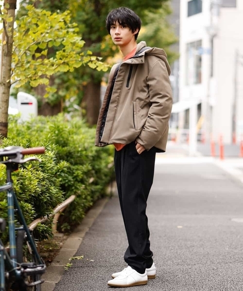 a.v.v(アーヴェヴェ)の「【軽撥水/ストレッチ/裾コードシルエット変化】シームレスストレッチダウンブルゾン(ダウンジャケット/コート・メンズ・ブラック/モカ・46/48/50)」の8枚目の写真