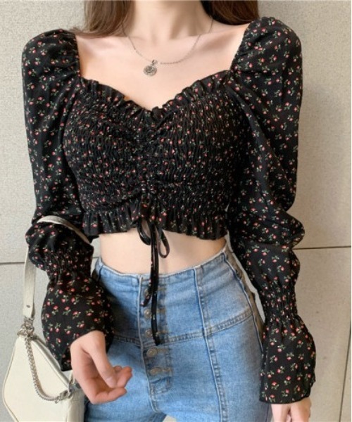 SONA（ソナ）の「SONYUNARA フラワーハートネックフルゴムクロップブラウス（Tシャツ/カットソー・レディース・ブラック・FREE）」の2枚目の写真