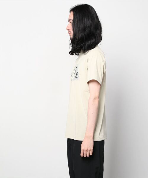 THE NORTH FACE（ザノースフェイス）の「ザ ノース フェイス THE NORTH FACE S/S Footprint Logo Tee(ショートスリーブフットプリントロゴティー)（Tシャツ/カットソー・メンズ・ベージュ・M/LL/S/L）」の2枚目の写真