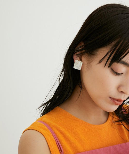 SALON adam et rope'（サロン アダム エ ロペ）の「モザイクシェルスクエアイヤリング（イヤリング・レディース・オフホワイト/ブラウン系その他・FREE）」の4枚目の写真