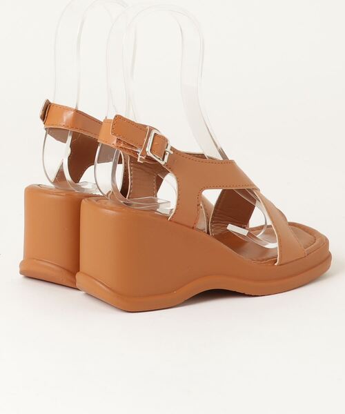 E.TOKYO（イートーキョー）の「E.TOKYO /クロスベルトサンダル (XSLX0528)（サンダル・レディース・ブラウン/ホワイト・36/37/35/38/39）」の3枚目の写真