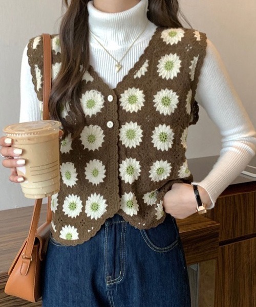 Chaco closet（チャコ クローゼット）の「フラワーモチーフVネッククロシェベスト（ベスト・レディース・ブラック/ブラウン/レッド/グリーン・FREE）」の3枚目の写真