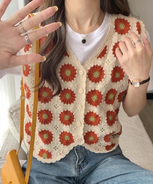 Chaco closet（チャコ クローゼット）の「フラワーモチーフVネッククロシェベスト（ベスト・レディース・ブラック/ブラウン/レッド/グリーン・FREE）」の4枚目の写真