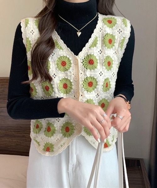 Chaco closet（チャコ クローゼット）の「フラワーモチーフVネッククロシェベスト（ベスト・レディース・ブラック/ブラウン/レッド/グリーン・FREE）」の10枚目の写真