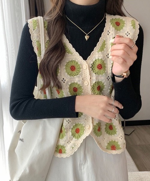 Chaco closet（チャコ クローゼット）の「フラワーモチーフVネッククロシェベスト（ベスト・レディース・ブラック/ブラウン/レッド/グリーン・FREE）」の5枚目の写真