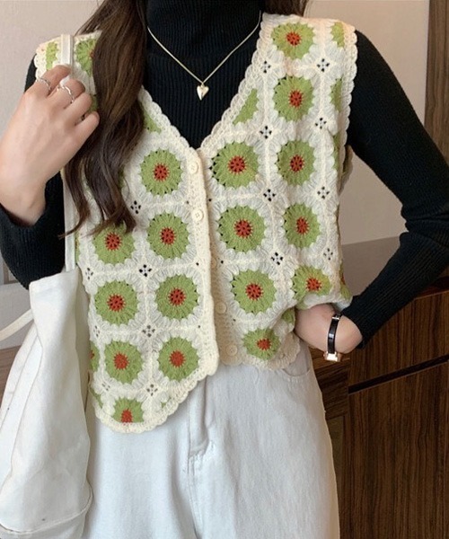 Chaco closet（チャコ クローゼット）の「フラワーモチーフVネッククロシェベスト（ベスト・レディース・ブラック/ブラウン/レッド/グリーン・FREE）」の7枚目の写真