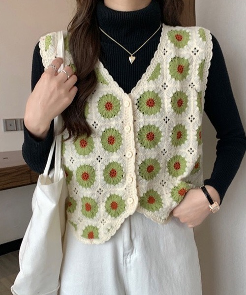 Chaco closet（チャコ クローゼット）の「フラワーモチーフVネッククロシェベスト（ベスト・レディース・ブラック/ブラウン/レッド/グリーン・FREE）」の11枚目の写真