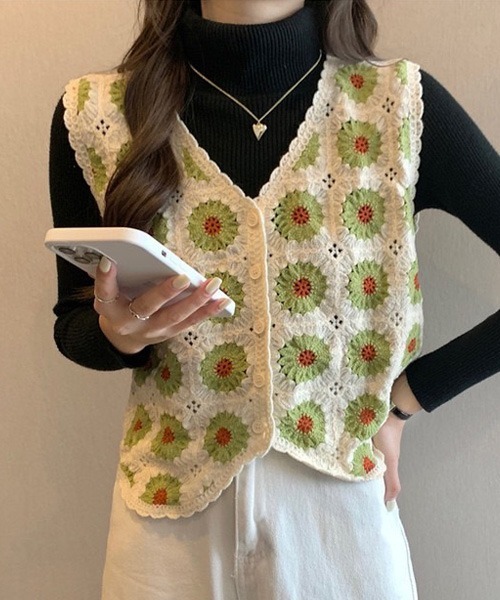 Chaco closet（チャコ クローゼット）の「フラワーモチーフVネッククロシェベスト（ベスト・レディース・ブラック/ブラウン/レッド/グリーン・FREE）」の6枚目の写真