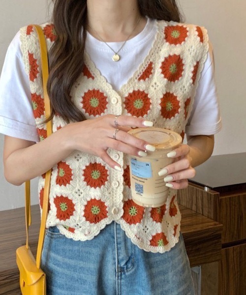 Chaco closet（チャコ クローゼット）の「フラワーモチーフVネッククロシェベスト（ベスト・レディース・ブラック/ブラウン/レッド/グリーン・FREE）」の13枚目の写真