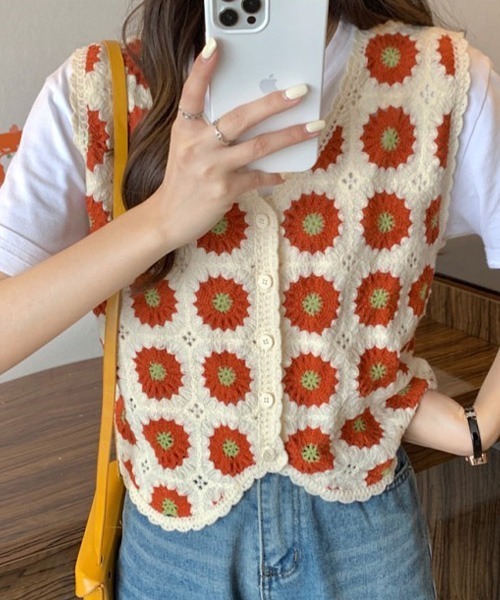 Chaco closet（チャコ クローゼット）の「フラワーモチーフVネッククロシェベスト（ベスト・レディース・ブラック/ブラウン/レッド/グリーン・FREE）」の15枚目の写真