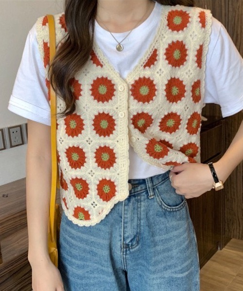 Chaco closet（チャコ クローゼット）の「フラワーモチーフVネッククロシェベスト（ベスト・レディース・ブラック/ブラウン/レッド/グリーン・FREE）」の16枚目の写真