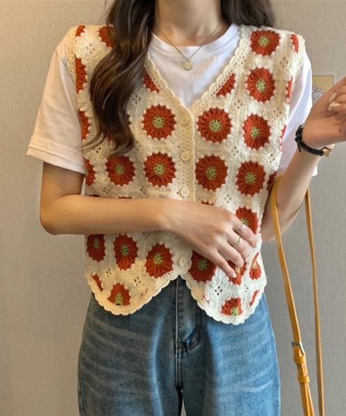 Chaco closet（チャコ クローゼット）の「フラワーモチーフVネッククロシェベスト（ベスト・レディース・ブラック/ブラウン/レッド/グリーン・FREE）」の19枚目の写真