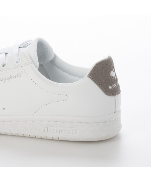 le coq sportif（ルコックスポルティフ）の「コートスタイルスニーカー（LAローランSL／LA ROLANDSL）（スニーカー・レディース・ブラック/杢グレー/ブルー系その他/シルバー系その他4/ホワイト系その他/シルバー系その他3/ブラック×ブラック・23cm/23.5cm/24cm/24.5cm/25cm/22.5cm）」の19枚目の写真