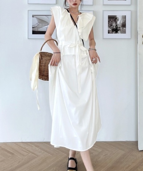 SEN TOKYO（セントーキョー）の「程よい肌見せで涼しげ。Vネックフリル