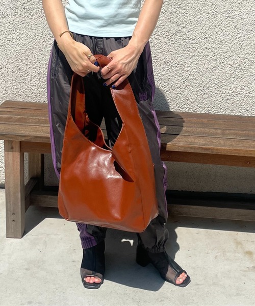 HIKA(ヒカ)の「【HIKA】PU レザー ショッピングBAG(トートバッグ・レディース・ホワイト/ブラウン/ブラック・FREE)」の3枚目の写真