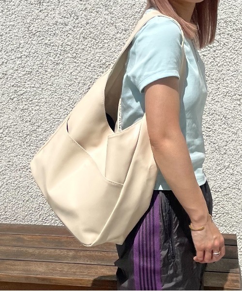 HIKA(ヒカ)の「【HIKA】PU レザー ショッピングBAG(トートバッグ・レディース・ホワイト/ブラウン/ブラック・FREE)」の4枚目の写真