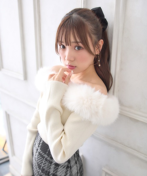 INGNI(イング)の「ファー付オフショルニット(ニット/セーター・レディース・グレー/アイボリー/ブラック・M)」の5枚目の写真