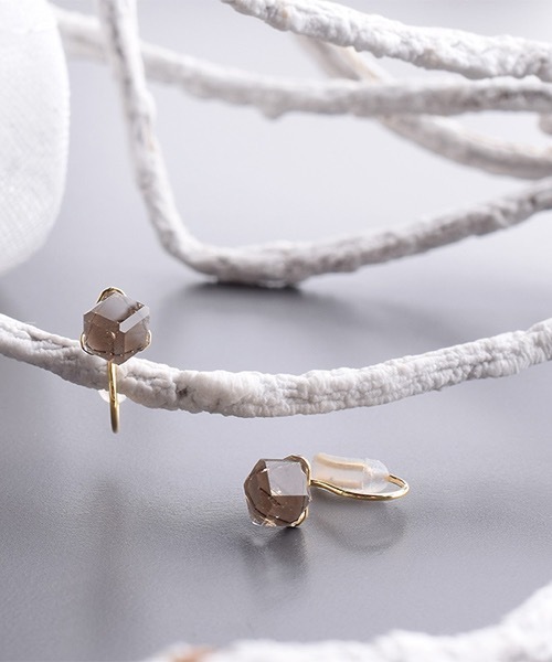 itam（アイタム）の「【itam】アイタム/ ノンホールピアス/ 金属アレルギー対応イヤリング（イヤリング・レディース・ブラック/ブルー/ピンク/ホワイト/ベージュ・FREE）」の3枚目の写真