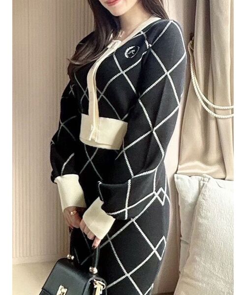 RESEXXY（リゼクシー）の「エンブロイダリーバイカラーニットカーディガン【セットアップ着用可能】（カーディガン/ボレロ・レディース・ホワイト/ベージュ/ブラック・FREE）」の2枚目の写真