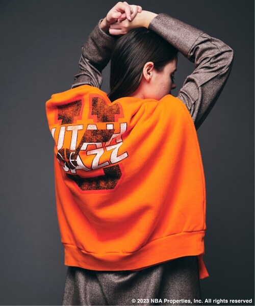 NBA（エヌビーエー）の「Off The Court by NBA / オフ・ザ・コート バイ NBA 別注プリントスウェット（スウェット・メンズ・アイボリー/コバルトブルー/グレー/ライトグレー/ブラックミックス/ブラック系その他/オレンジ/ブラック・LARGE/MEDIUM）」の8枚目の写真