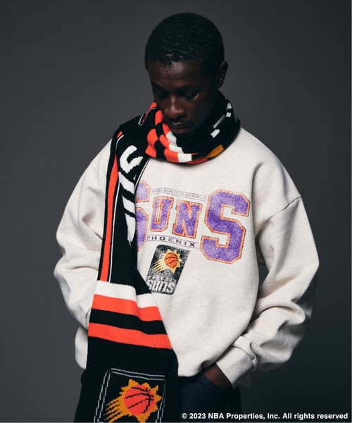 NBA（エヌビーエー）の「Off The Court by NBA / オフ・ザ・コート バイ NBA 別注プリントスウェット（スウェット・メンズ・アイボリー/コバルトブルー/グレー/ライトグレー/ブラックミックス/ブラック系その他/オレンジ/ブラック・LARGE/MEDIUM）」の2枚目の写真