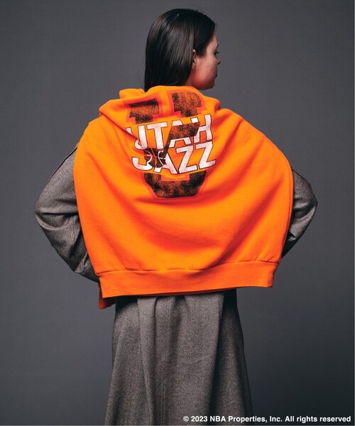NBA（エヌビーエー）の「Off The Court by NBA / オフ・ザ・コート バイ NBA 別注プリントスウェット（スウェット・メンズ・アイボリー/コバルトブルー/グレー/ライトグレー/ブラックミックス/ブラック系その他/オレンジ/ブラック・LARGE/MEDIUM）」の21枚目の写真