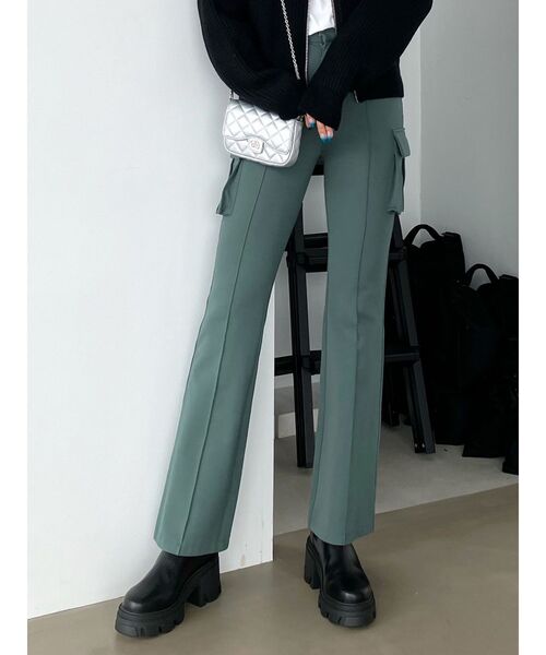 EMODA(エモダ)の「フィットフレアカーゴパンツ(カーゴパンツ・レディース・ブラック/カーキ・MEDIUM/SMALL)」の3枚目の写真