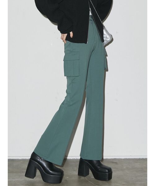 EMODA(エモダ)の「フィットフレアカーゴパンツ(カーゴパンツ・レディース・ブラック/カーキ・MEDIUM/SMALL)」の4枚目の写真