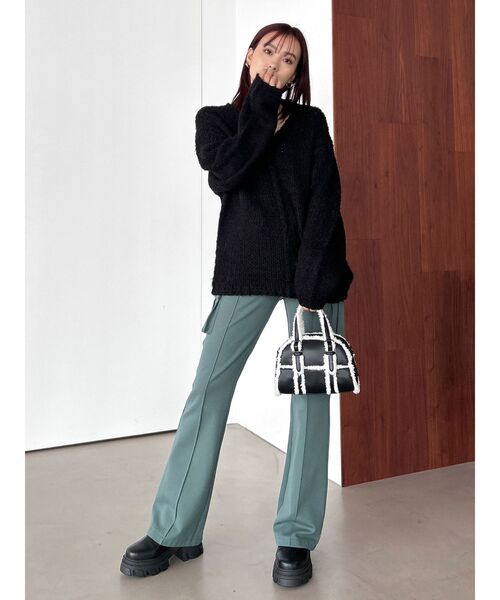 EMODA(エモダ)の「フィットフレアカーゴパンツ(カーゴパンツ・レディース・ブラック/カーキ・MEDIUM/SMALL)」の16枚目の写真