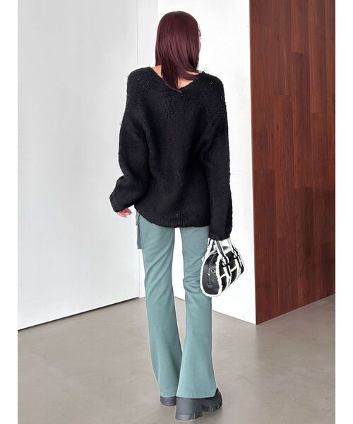 EMODA(エモダ)の「フィットフレアカーゴパンツ(カーゴパンツ・レディース・ブラック/カーキ・MEDIUM/SMALL)」の17枚目の写真