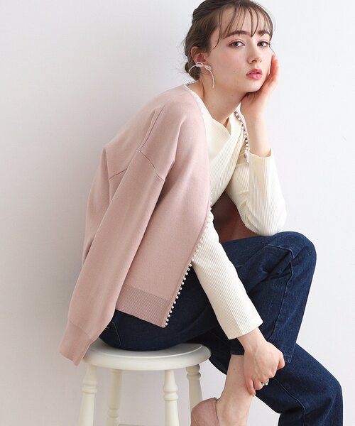 couture brooch(クチュールブローチ)の「◆【2024春新作】パール調トリミングカーディガン(カーディガン/ボレロ・レディース・アイボリー/ブラック/ピンク・42/38)」の4枚目の写真