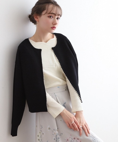 couture brooch(クチュールブローチ)の「◆【2024春新作】パール調トリミングカーディガン(カーディガン/ボレロ・レディース・アイボリー/ブラック/ピンク・42/38)」の1枚目の写真