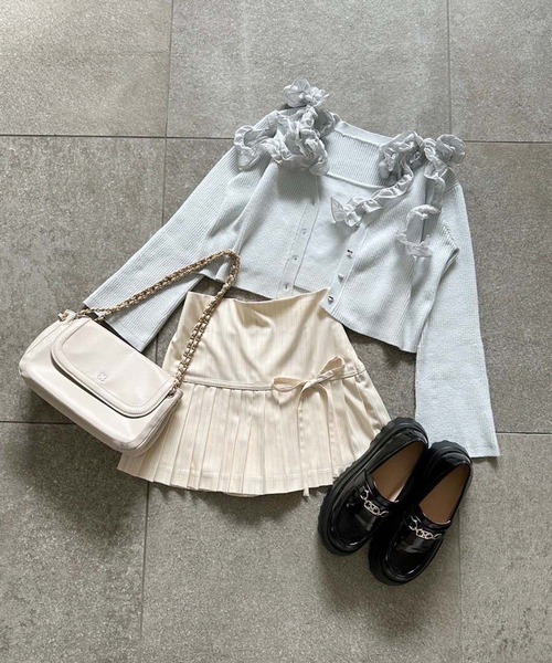 one after another NICE CLAUP(ワンアフターアナザーナイスクラップ)の「肩リボンニットビスチェ(キャミソール・レディース・ブラック/サックスブルー/オフホワイト/ホワイト×ブラック・FREE)」の7枚目の写真