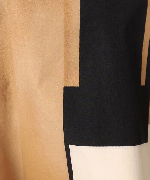 OPAQUE.CLIP（オペークドットクリップ）の「◆ジオメトリックプリントタックフレアスカート【洗濯機洗い可】（スカート・レディース・ブルー系/ベージュ系・38/40/42）」の6枚目の写真