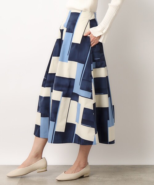OPAQUE.CLIP（オペークドットクリップ）の「◆ジオメトリックプリントタックフレアスカート【洗濯機洗い可】（スカート・レディース・ブルー系/ベージュ系・38/40/42）」の7枚目の写真