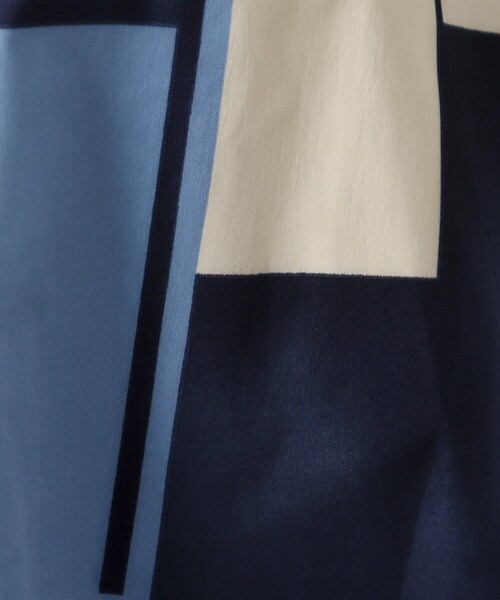 OPAQUE.CLIP（オペークドットクリップ）の「◆ジオメトリックプリントタックフレアスカート【洗濯機洗い可】（スカート・レディース・ブルー系/ベージュ系・38/40/42）」の10枚目の写真