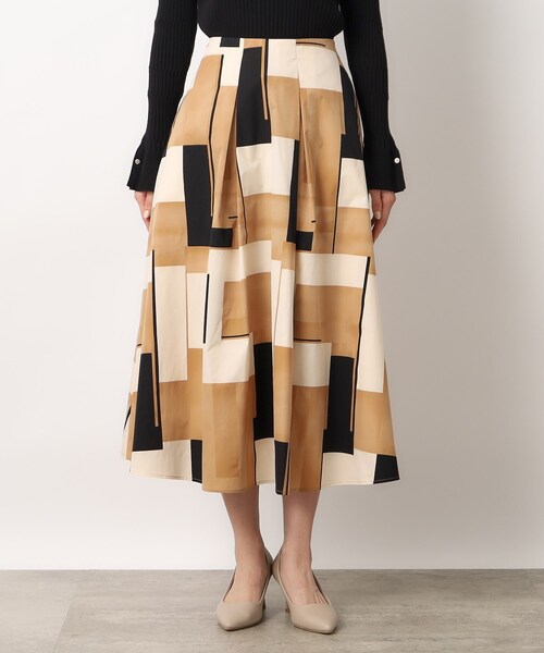 OPAQUE.CLIP（オペークドットクリップ）の「◆ジオメトリックプリントタックフレアスカート【洗濯機洗い可】（スカート・レディース・ブルー系/ベージュ系・38/40/42）」の11枚目の写真