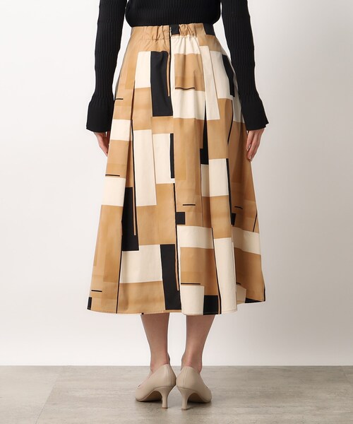 OPAQUE.CLIP（オペークドットクリップ）の「◆ジオメトリックプリントタックフレアスカート【洗濯機洗い可】（スカート・レディース・ブルー系/ベージュ系・38/40/42）」の13枚目の写真