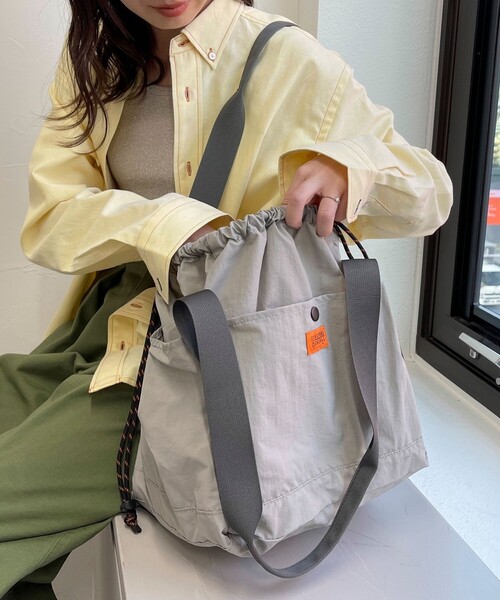 UNIVERSAL OVERALL(ユニバーサルオーバーオール)の「【UNIVERSAL OVERALL/ユニバーサルオーバーオール】 SHINGEN BUDOU BAG M(ショルダーバッグ・レディース・チャコールグレー/ブラック/キナリ・FREE)」の2枚目の写真