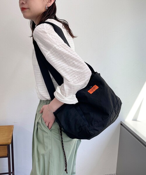 UNIVERSAL OVERALL(ユニバーサルオーバーオール)の「【UNIVERSAL OVERALL/ユニバーサルオーバーオール】 SHINGEN BUDOU BAG M(ショルダーバッグ・レディース・チャコールグレー/ブラック/キナリ・FREE)」の3枚目の写真