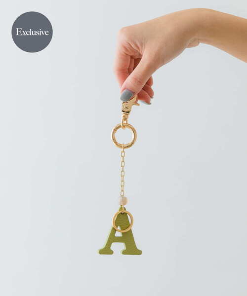 RODE SKO（ロデスコ）の「『別注』Hashibami×RODESKO　イニシャルチャーム（キーホルダー・レディース・ベージュ/ゴールド/ライトカーキ/ブルー系その他/ライトピンク・ONE）」の2枚目の写真