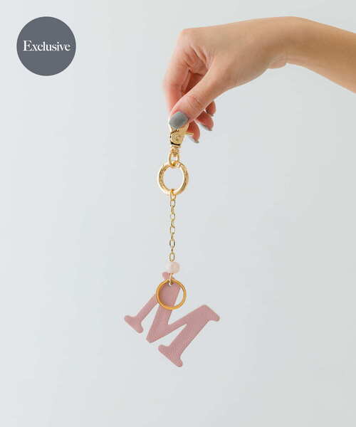 RODE SKO（ロデスコ）の「『別注』Hashibami×RODESKO　イニシャルチャーム（キーホルダー・レディース・ベージュ/ゴールド/ライトカーキ/ブルー系その他/ライトピンク・ONE）」の4枚目の写真