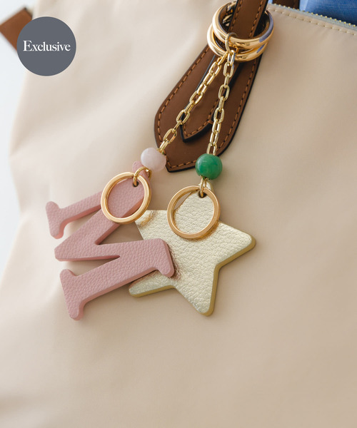 RODE SKO（ロデスコ）の「『別注』Hashibami×RODESKO　イニシャルチャーム（キーホルダー・レディース・ベージュ/ゴールド/ライトカーキ/ブルー系その他/ライトピンク・ONE）」の6枚目の写真